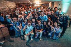 George Russell und Kimi Antonelli mit der Petronas-Belegschaft.